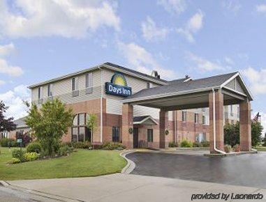 Days Inn By Wyndham Madison Ne/Windsor Exterior foto